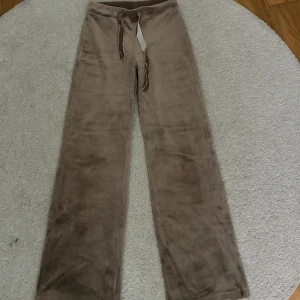 Beiga velour byxor - Beiga mjukisbyxor i velour. Aldrig använda