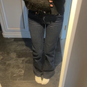 Jeans - Lågmidjade mörkblåa jeans ifrån lager157 i modellen 90’s boot💘 nästan nytt skick 