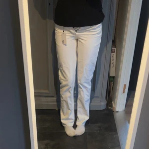 Vita jeans  - Lågmidjade vita jeans i modellen Icon ifrån lager157, dom är helt ny med prislapp kvar, köpt på rea för 300kr istället för 400kr💘