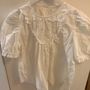 Blus  - Jättefin vit blus med volanger och broderier från ginatricot young, storlek 158/164 men passar även xxs/xs🩵