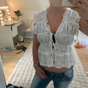 Somrig blus - Super gullig som aldrig är använd💙Pris kan alltid diskuteras🤍