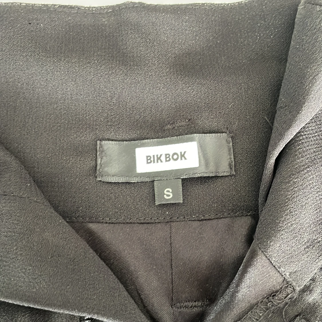 Svarta högmidjade shorts från Bik Bok - 2