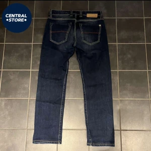 Tramarossa Jeans - Säljer dessa tramrossa jeans i en snygg mörkblå färg och med sjukt snygga detaljer. Storlek W30 och jeansen är i toppskick, nästintill nya. Pris 899kr, tveka inte att kontakta om fler bilder eller andra funderingar//CS😁