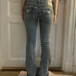 true religion jeans  - slutsålda low waist bootcut jeans från true religion. Storlek W26. Nypris 1400kr