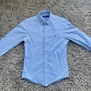 Ralph lauren skjorta  - Säljer denna rikigt feta Ralph lauren skjortan⭐️Skick: 9,5/10!🙌 Storlek S : SLIM FIT!🤝Hör gärna av er om ni har funderingar!👍