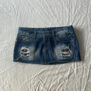 Cool jeanskjol - Bra skick! Lite urtvättad (materialet tunnare) mått: midjemått rakt över 42 längd ca 26cm❤️