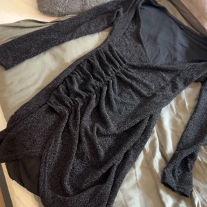 Svart klänning med split vid låren och urringad  - Aldrig använd, fin klänning men för stor för mig 