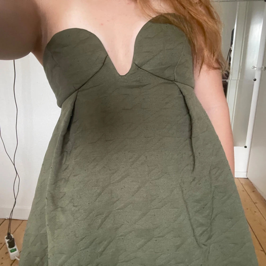 Olivgrön axelbandslös kortklänning - 3