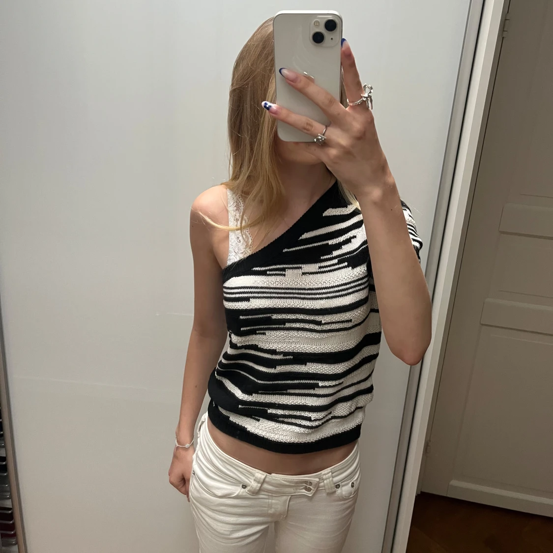 Svartvit oneshoulder stickad topp