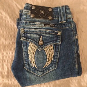 Miss me jeans  - Säljer mina sjukt snygga lågmidjade Miss me jeans I storlek w26 🫶🏼 använda sparsamt och inga defekter, säljer då jag försöker spara ihop💓 passar mig som har XS/34 i jeans, passar även storlek S!