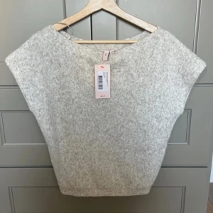 Knit top - Säljer denna oanvända topp från Nelly. Köpte den för 299kr och den är helt oanvänd med etiketten kvar💞