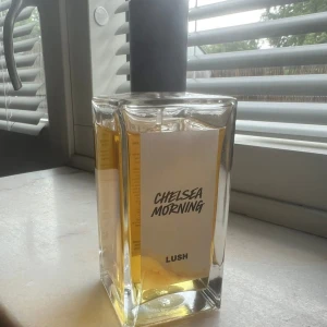 Lush Chelsea Morning parfym 100ml - Chelsea Morning från Lush är en handblandad parfym med eteriska oljor. Doften är söt, solig och smörig med inslag av vanilj och karamell. Köptes i mars. Förpackningen är lite fläckig eftersom parfymen är rätt så oljig av sig så den kladdar av på flaskan ibland.  Använd ungefär 10% av flaskan , nypris 920kr