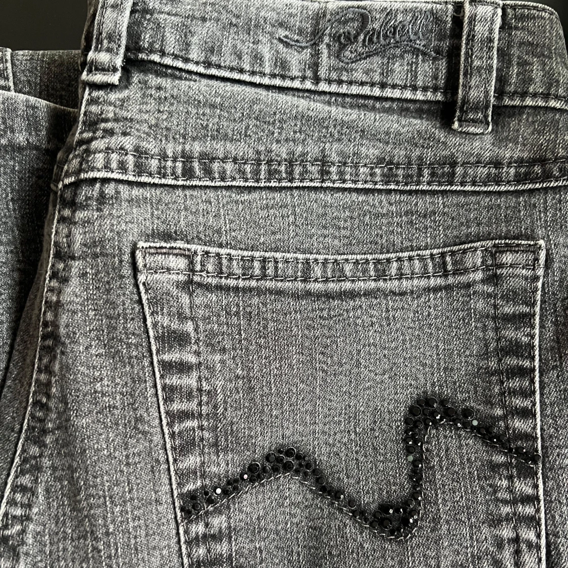 Grå jeans