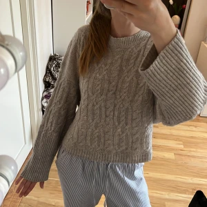 Grå tröja med vida ärmar - Mysig grå kabelstickad tröja med breda, långa ärmar och ribbade muddar.💞kontakta mig vid frågor eller fler bilder💓