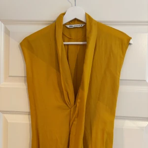 Gul långklänning från Zara i linne - Snygg gul långklänning från Zara i linne. Knappt använd 