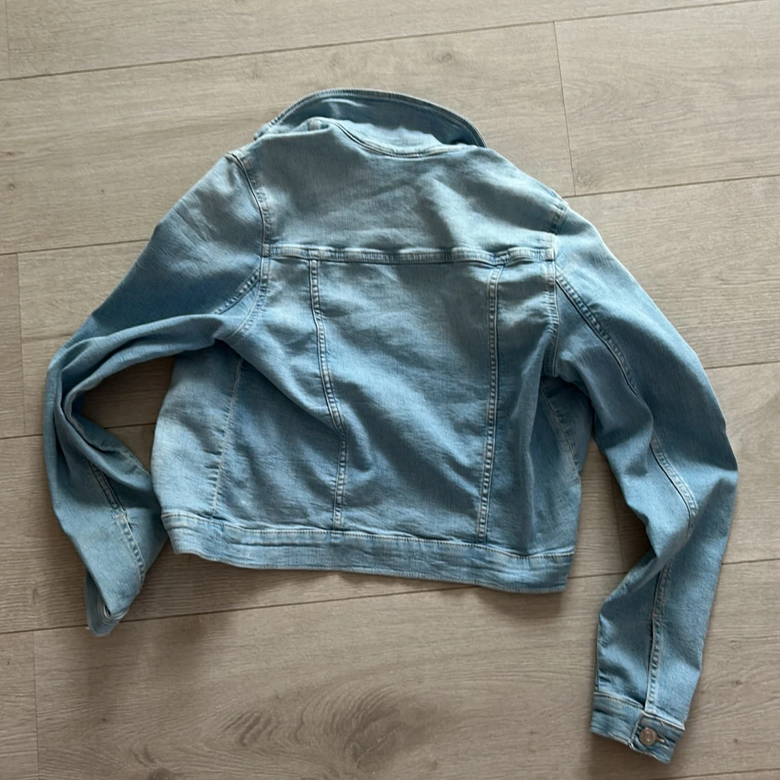 Ljusblå jeansjacka från &Denim - 1