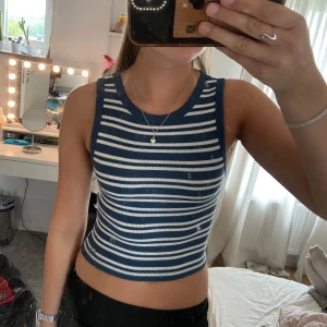 Marinblå topp  - Säljer en fin marinblå och vit topp från Pull&Bear i storlek XS, köpt på Zalando, använd fåtal gånger, fint skick! Nypris 169kr