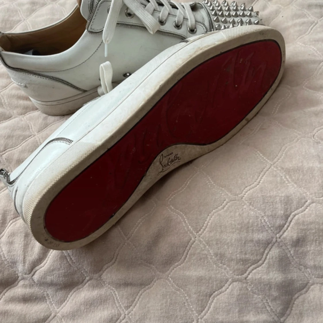 Christian Louboutin vita sneakers med nitar - 2