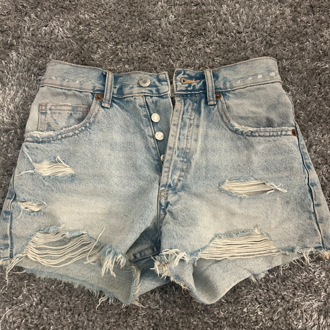 Ljusa jeansshorts från Zara