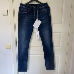 Dondup jeans - Säljer dessa helt nya dondup jeans med tags kvar i storlek w30. Nypris ligger på 3000. Säljs för 899. Kom dm för frågor eller funderingar!