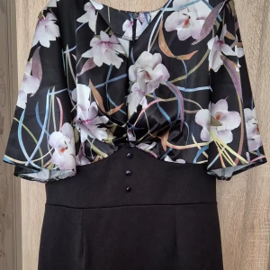 HotSquash- EMMA fodralklänning  - HotSquash- EMMA fodralklänning   Använd bara en gång och för några timmar.  Storlek: 42  Pris: 220 kr