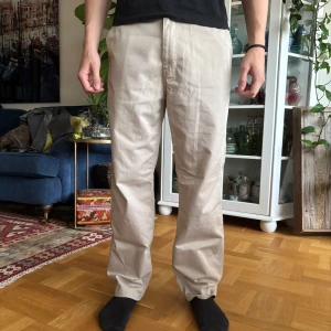 Chinos från Woodbird - Säljer ett par stilrena beige chinos från Woodbird.  Byxorna är knappt använda och i mycket bra skick! Priset kan diskuteras! Midjemåttet är 88 och benmåttet är 77