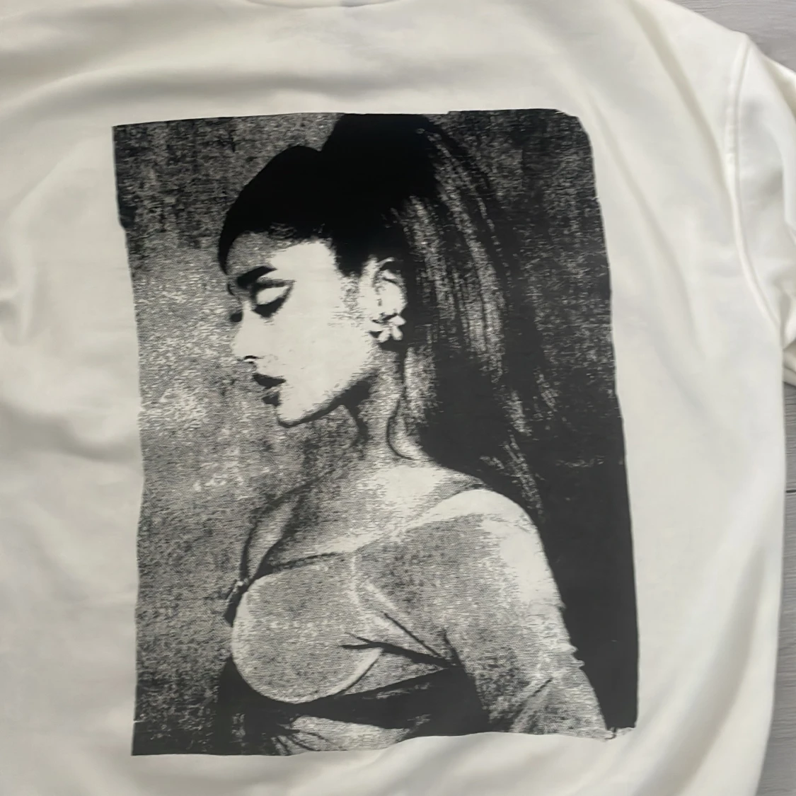 Vit Ariana Grande hoodie med tryck - 1