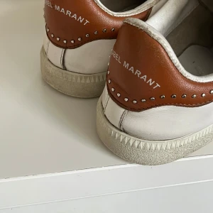 isabel marant skor  - sååå sjukt snygga skor ifrån isabel marant!! säljer då de börjar bli för å för mig❤️ de e i bra skick vissa defekter finns kolla bild!