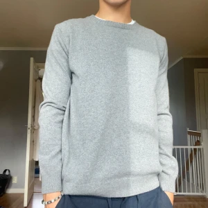 Oscar Jacobsson kashmir - Tja säljer min riktigt snygga Kashmir tröja från Oscar Jacobsson! Storlek S! Hör av dig vid fler funderingar🫶