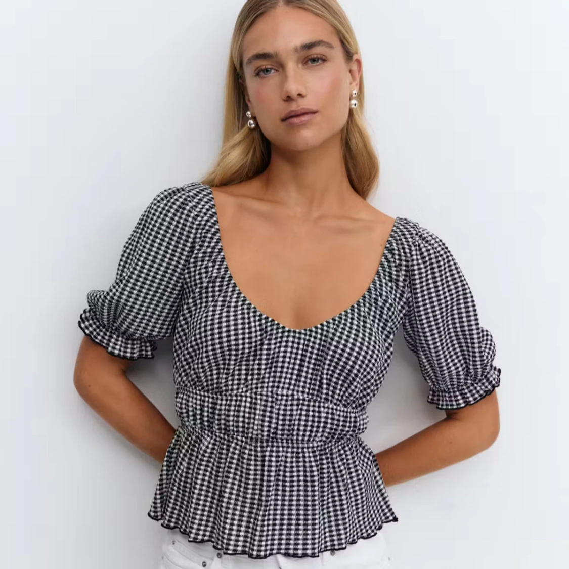 Svartvit rutig blus med puffärm