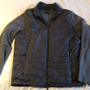 Grå cardigan från Massimo Dutti L - Snygg grå cardigan från Massimo Dutti i storlek L. Skulle nog säga att den passar som en M (lite beroende på hur man vill att den ska sitta) 