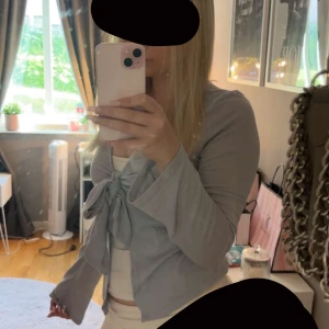 Ljusblå tie top - Snygg ljusblå tie top i Strl S. Perfekt över ett linne eller bara ha den som den är