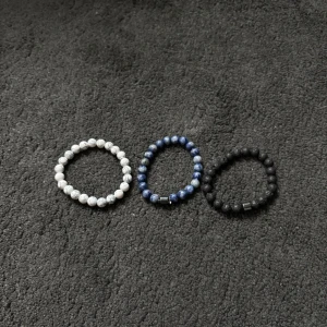 Tre stycken pärlarmband i olika färger - Tre stycken pärlarmband i Marin blå, Svart och vit. Den svarta och blå är ett sätt medans den vitta har jag haft sen tidigare