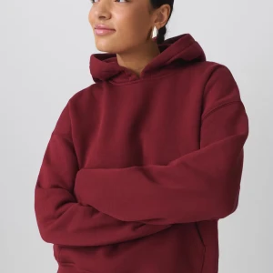Vinröd hoodie från Gina tricot  - Hoodie från Gina tricot i vinröd, inte använd så mycket men lite urtvättad men det är inget som märks 