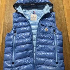 Moncler ragot  - Moncler ragot i typ nyskick knappt använd ska nog gå att lösa kvitto om jag hittar de storlek medium (2)