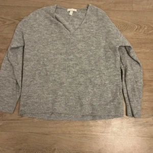 Grå stickad v-ringad tröja - Grå tröja storlek s från hm 