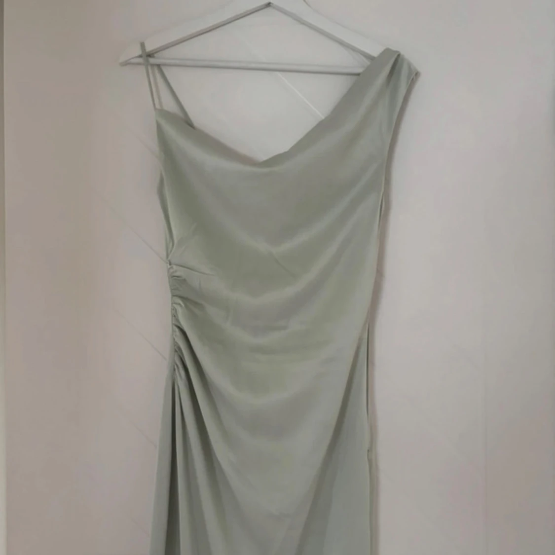 Ljusgrön långklänning med slits