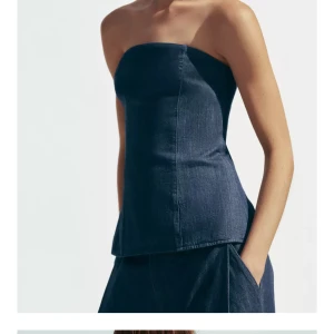 Denim bandeau topp - Säljer en mörkblå bandeau tubtopp i jeansmaterial. Med prislapp på! Den är slutsåld