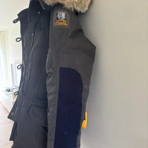 Unik parajumper herr! - En limited edition jacka, använd men fint skick! Inga större avvikelser.   Nypris ca 14000  Pris kan diskuteras vid snabbt köp då det är off season! 😊använder ej köp nu då det är en dyr vara, kom med bud! 
