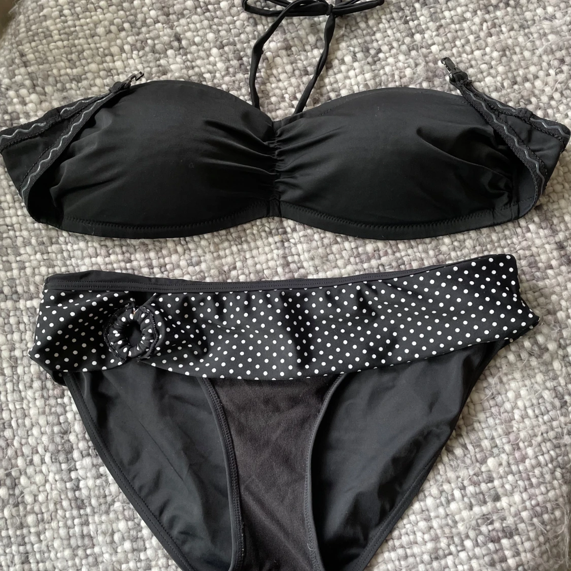 Svart bikini med prickiga detaljer