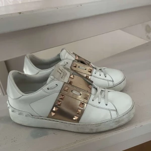 Valentino Rockstud vita sneakers - Säljer mina Valentinos eftersom dem inte kommer till någon användning längre. Bra skick och fraktar dem snabbt🤍🙌