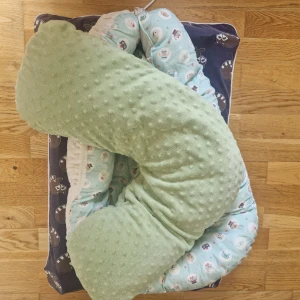 Baby tillbehör  - Amningskudde, ett babynest och en skötbord kudde med tvättbjörn motiv
