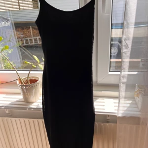 Klänningar - Säljer två stycken lika dana tunna klänningar. Det finns ingen lapp och jag vet inte vart dom är ifrån men skulle säga att storleken är XS. Säljer dom 60kr styck, men båda två för 90