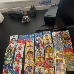  FIFA 365 Fotbollskort -  Jättemånga FIFA 365 och jättemånga World Cup 20:22 kort ingår en topp master med Martinez signerat kort och jättemånga bra fotbollsspelare kort också så har jag många stora kort som är bra och jätte jättemånga övriga kort. Jag har samlat på korten i ungefär ett år Det är jättemånga olika spelare med korten, men på den första bilden är det några av de bästa korten jag har som med spelare, Haaland Messi, Ronaldo Lewandowski och många fler (Pris kan diskutera) Korten är i jättebra skick