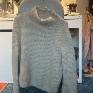 Stickad tröja - Jättemysig stickad tröja, aldrig använd