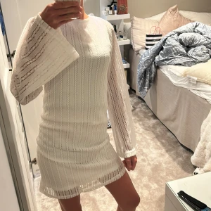 Vit beach cover up - Vit jättefin beach, cover up med öppen rygg. Klänningar är i spets men är en underklänning i så det inte ska bli så genomskinlig. säljer eftersom jag inte har så stor användning av den.