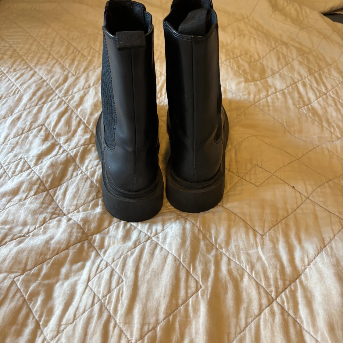 Svarta chelsea boots från H&M - 1