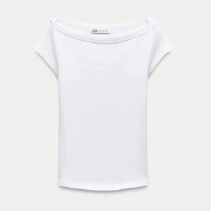 Vit boat neck linne - Topp ifrån Zara med ribbat tyg och ”boat neck” ”båt krage”💝