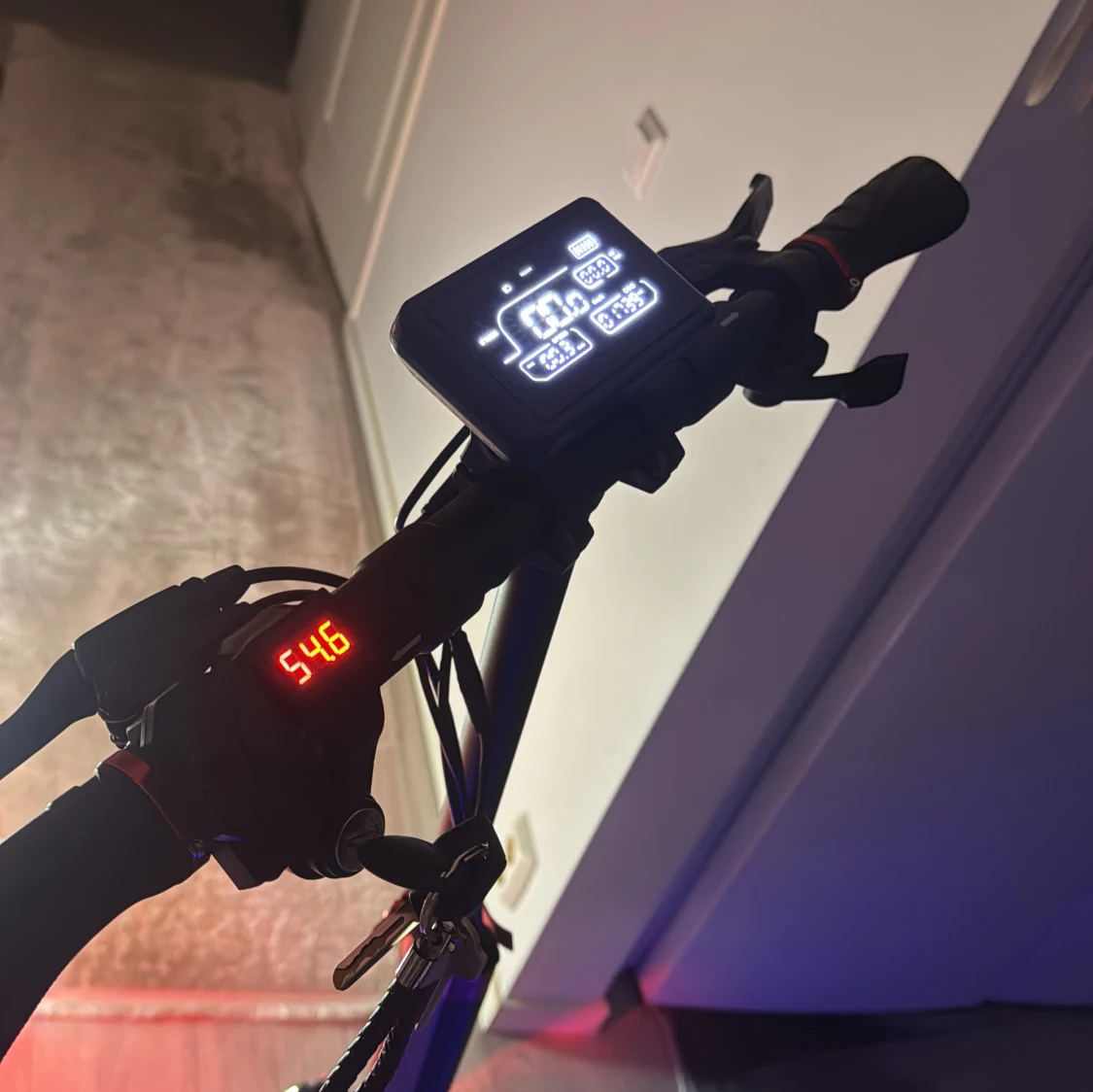 Den åker 45km/h och har väldigt bra stötdämpare. Enda problemet är att den har ingen backlampa. Gbg   - 2