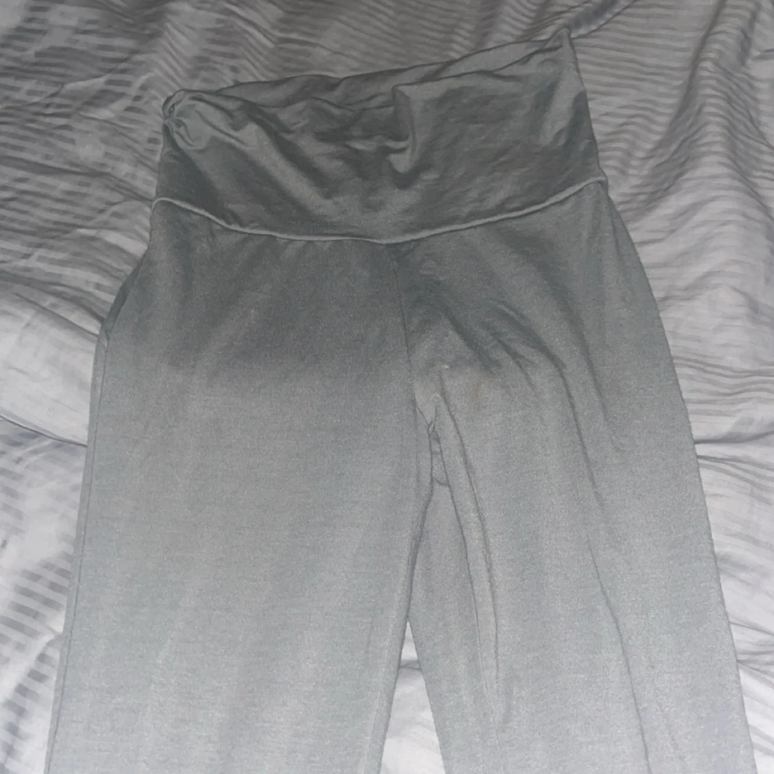 Grå mjukisbyxor från H&M